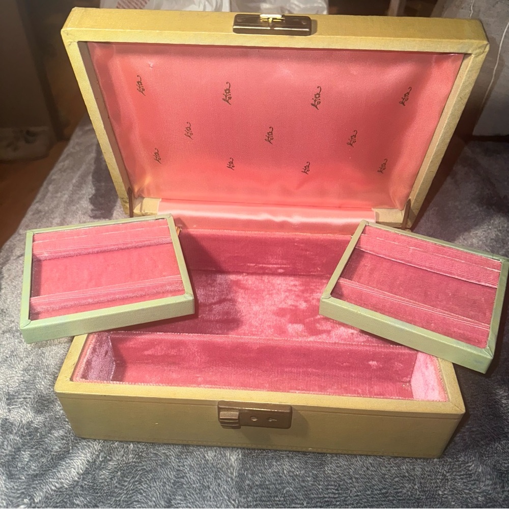 Green and Pink Interior velvet Vintage Jewelry Box